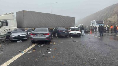 Gaziantep-Şanlıurfa Otoyolu’nda ’U’ dönüşü yapmaya çalışan tırın neden olduğu zincirleme