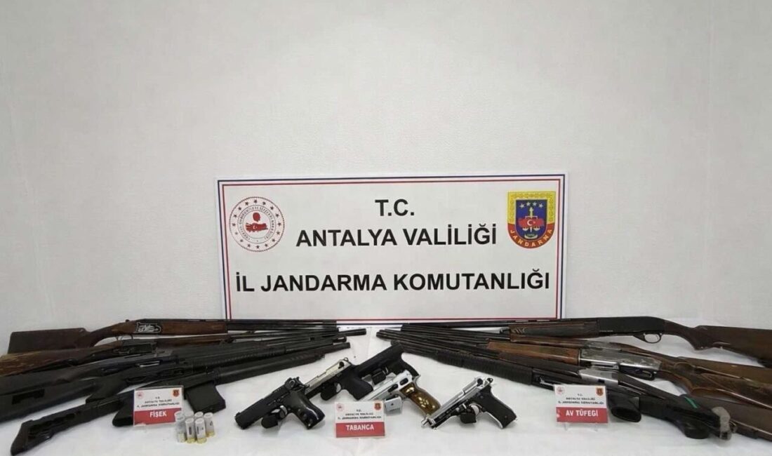 Antalya’nın Gazipaşa ilçesinde ruhsatsız tabanca ve av tüfekleri ele geçirildi.