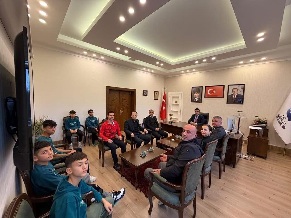 Antalya’da düzenlenen Okul Sporları Yıldız Erkekler Badminton İl Birinciliği müsabakalarında