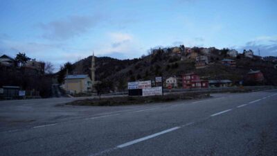 Gümüşhane’nin Geçit Köyü’nde 18 yıldır sürdürülen gelenek kapsamında, ana yol