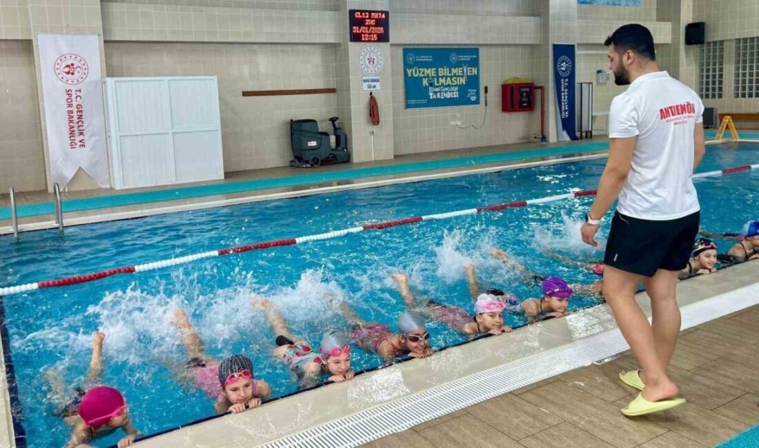 Aydın Gençlik ve Spor İl Müdürlüğü tarafından yürütülen ’Yüzme Bilmeyen