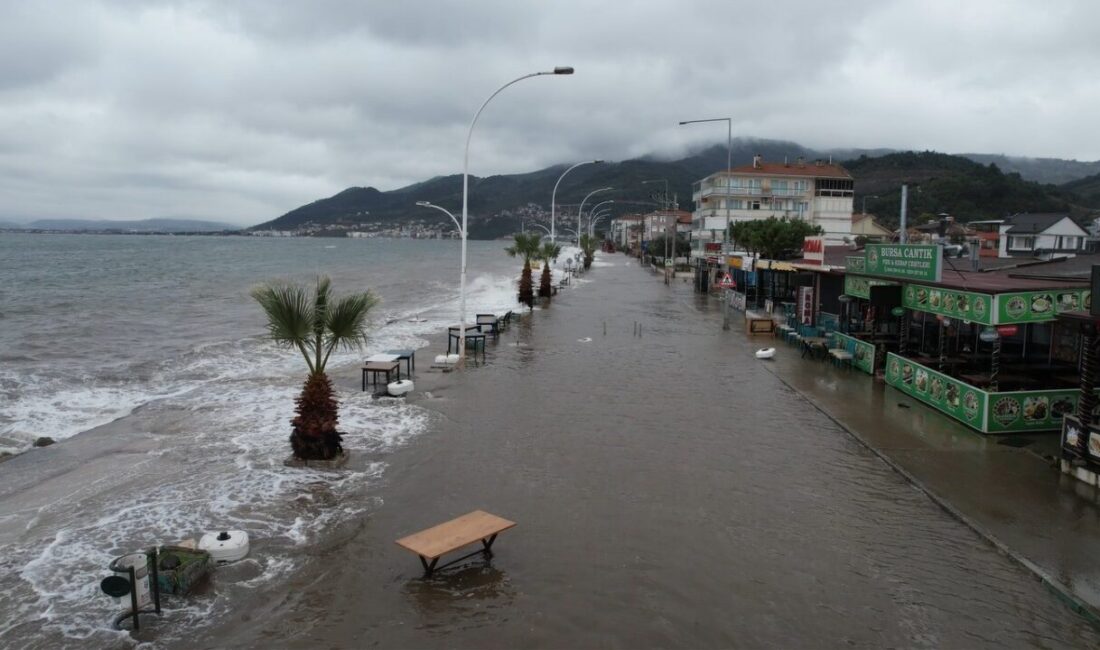 Bursa’nın Gemlik ilçesine bağlı Kurşunlu Mahallesi’nde fırtına ve yoğun gelgit