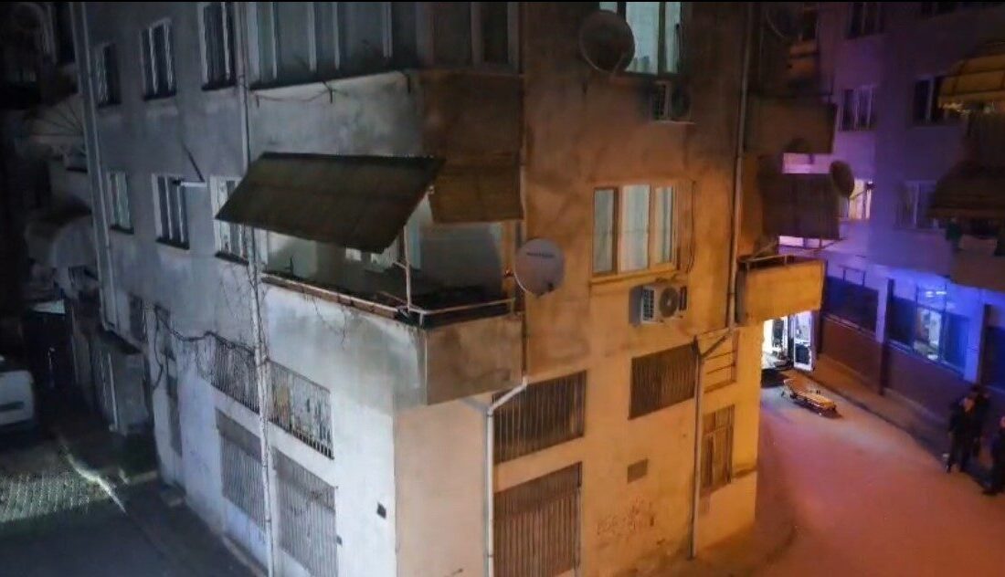 Bursa’nın Gemlik ilçesinde hasarlı olduğu belirlenen 6 daireli Kaya Apartmanı’nın