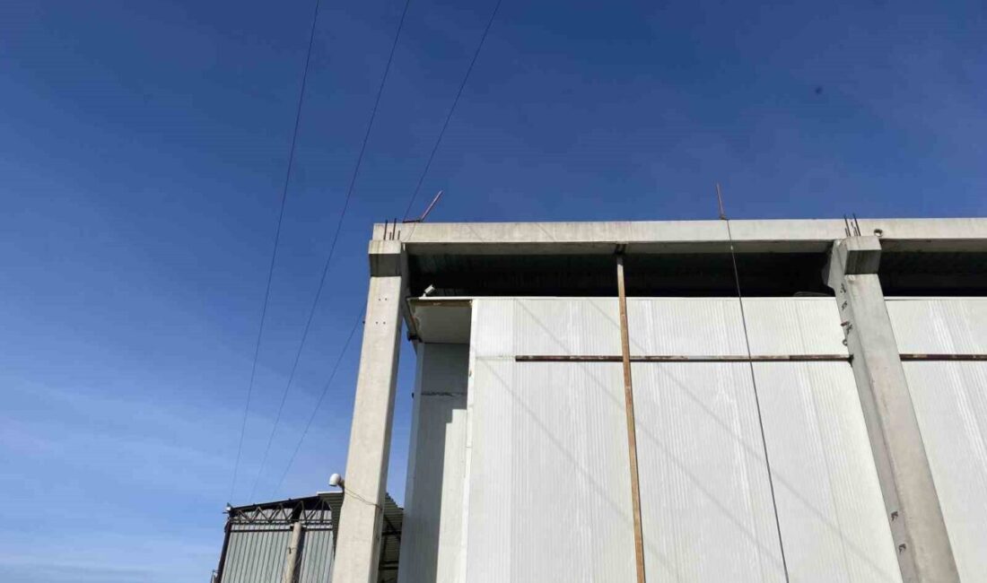 Manisa’nın Alaşehir ilçesinde işyerinin çatısında kaynak yaptığı sırada akıma kapılarak