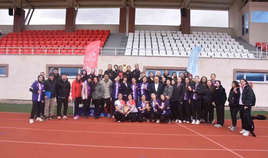 Afyonkarahisar’da Okul Sporları faaliyet programında yer alan ‘Genç Kızlar Kriket