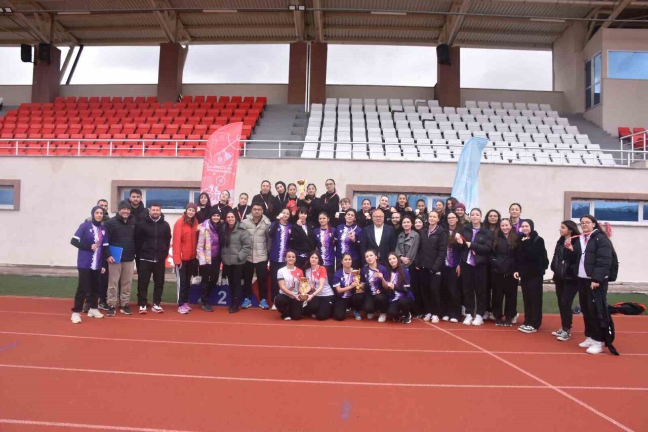 Afyonkarahisar’da Okul Sporları faaliyet programında yer alan ‘Genç Kızlar Kriket