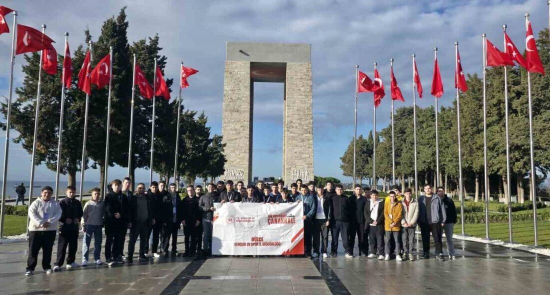 DÜZCE (İHA) – ‘Bir Destandır Çanakkale’ programı kapsamında Düzceli gençler,