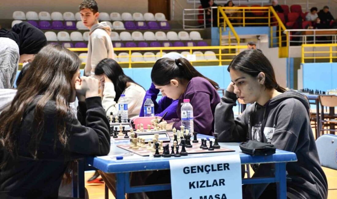 Afyonkarahisar’da Okul Sporları Gençler Satranç Müsabakaları, Çiğiltepe Spor Salonu’nda gerçekleştirilen