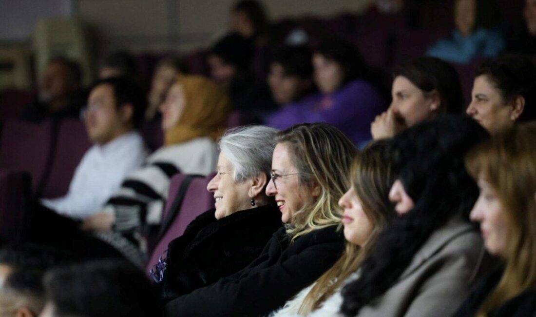 Kartepe’de sahnelenen sevilen komedi oyunu “Git Başımdan”, izleyicilere keyifli anlar