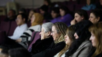 Kartepe’de sahnelenen sevilen komedi oyunu “Git Başımdan”, izleyicilere keyifli anlar