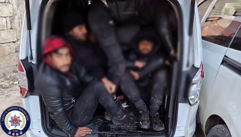 Hatay’da polis ekipleri tarafından gerçekleştirilen çalışmalarda 23 kaçak göçmeni tıka