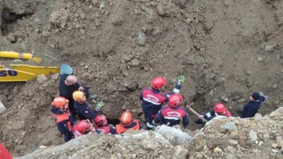 Trabzon’da göçük altında kalan iş makinesinin içinde mahsur kalan operatör,