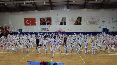 Gölcük Belediyespor bünyesindeki 470 tekvando sporcusu, düzenlenen törenle bir üst