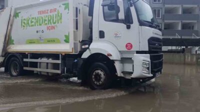 Hatay’ın İskenderun ilçesinde yağışlı olan havayla birlikte yollar göle döndü