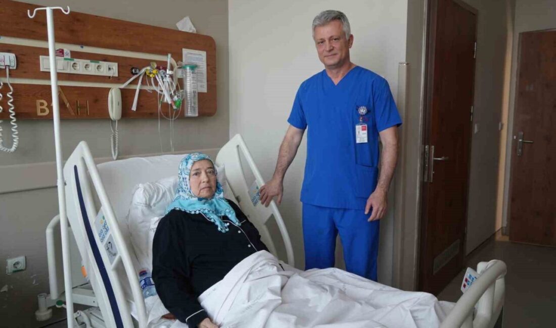 Fransa’nın Commercy kentinde yaşayan yaşlı kadının karnından, Samsun’da yapılan ameliyatla