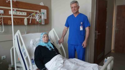 Fransa’nın Commercy kentinde yaşayan yaşlı kadının karnından, Samsun’da yapılan ameliyatla