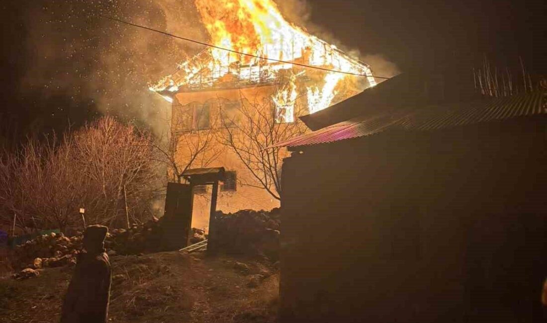Gümüşhane’nin merkeze bağlı Kale köyünde 3 katlı evde yangın çıktı.