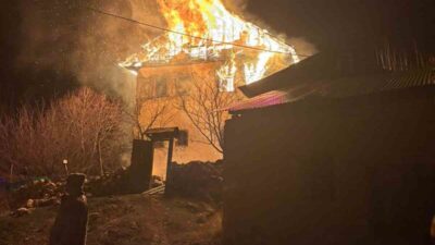 Gümüşhane’nin merkeze bağlı Kale köyünde 3 katlı evde yangın çıktı.