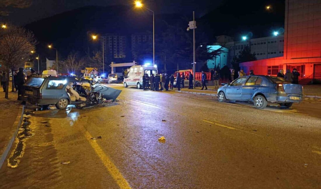 Gümüşhane’de iftara dakikalar kala iki otomobilin kafa kafaya çarpıştığı kazada