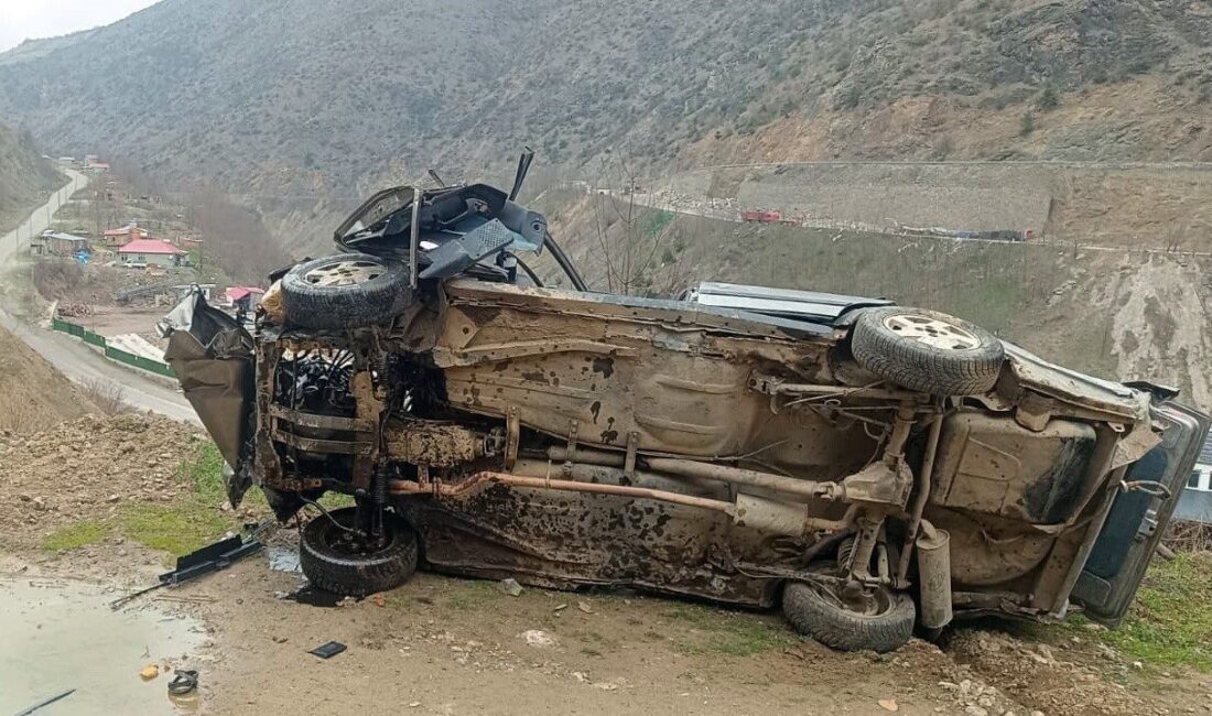 Gümüşhane’nin Kürtün ilçesinde kontrolden çıkan otomobilin 80 metrelik uçuruma yuvarlandığı