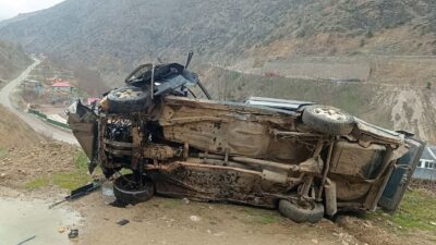Gümüşhane’nin Kürtün ilçesinde kontrolden çıkan otomobilin 80 metrelik uçuruma yuvarlandığı