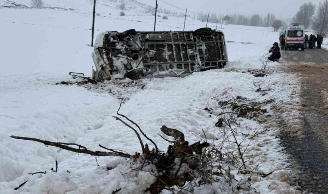 Sivas’ta öğrenci servisi kar ve yoldaki buzlanma nedeniyle şarampole devrildi.