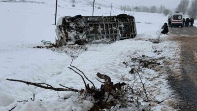 Sivas’ta öğrenci servisi kar ve yoldaki buzlanma nedeniyle şarampole devrildi.
