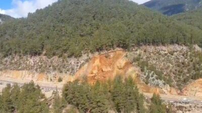 Antalya’nın Gündoğmuş ilçesinde sabah saatlerinde meydana gelen toprak kayması nedeniyle