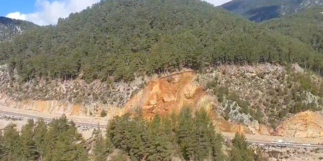 Antalya’nın Gündoğmuş ilçesinde sabah saatlerinde meydana gelen toprak kayması nedeniyle