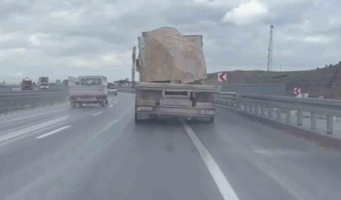 Denizli’de yan kapakları olmadan ve güvenlik önlemi alınmadan traverten taşıdığı