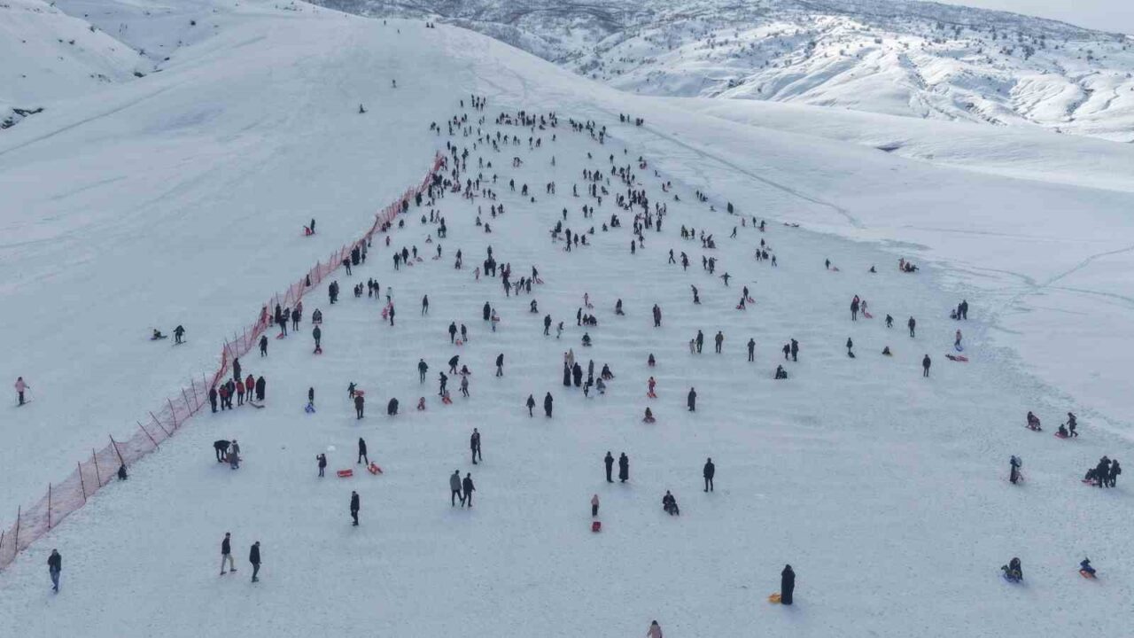 Muş’ta kent merkezine 8 kilometre uzaklıkta bulunan Güzeldağ Kayak Merkezi,