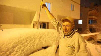 Aksaray’ın Güzelyurt ilçesinde öğle saatlerinde başlayan kar yağışı devam ederken,