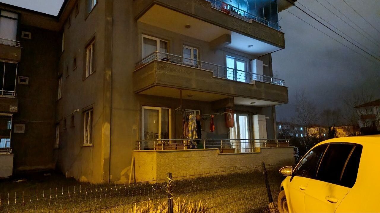 Sakarya’nın Karasu ilçesinde 35 yaşındaki şahıs, evinde ağabeyi tarafından ölü