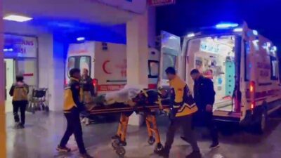 Adıyaman’ın Besni ilçesinde hafif ticari aracın bariyerlere çarpması sonucu 2