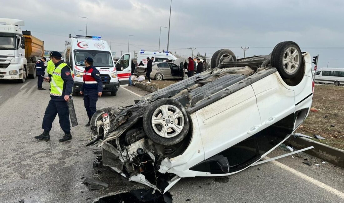 Adıyaman’ın Kahta ilçesinde otomobil ile hafif ticari aracın çarpışması sonucu