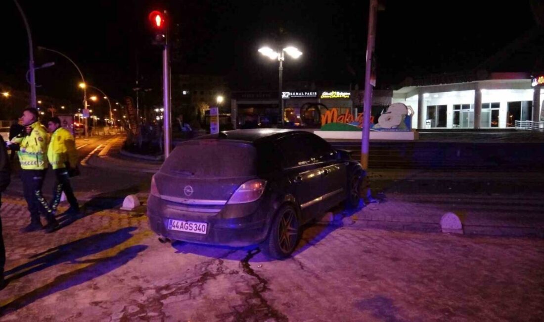 Malatya’da hafif ticari araçla çarpışan otomobil kaldırıma çıkarak durabildi. Kazada