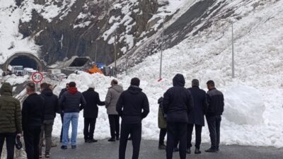 Hakkari-Van kara yoluna çığ düştü. Çığın düşmesiyle birlikte yolda mahsur
