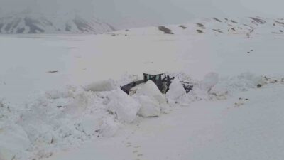 Hakkari genelinde etkili olan yoğun kar yağışı nedeniyle ulaşıma kapanan