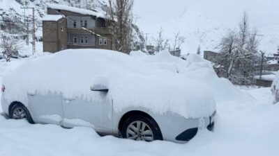 Hakkâri’de etkili olan kar yağışı nedeniyle 210 yerleşim yerinin yolu