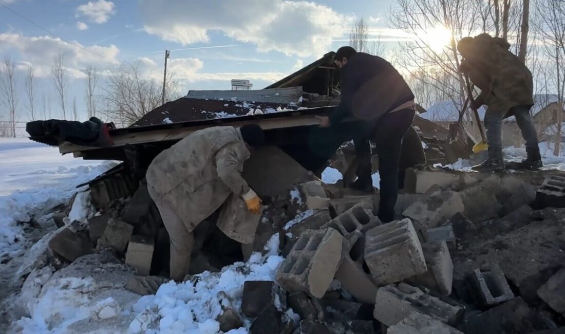 Hakkari’nin Yüksekova ilçesinde kar yağışı nedeniyle bir odunluk ve ahırın