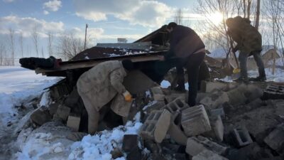 Hakkari’nin Yüksekova ilçesinde kar yağışı nedeniyle bir odunluk ve ahırın