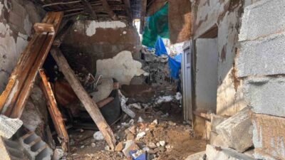 Hakkari’nin Ağaçdibi köyündeki bir evin üzerine dağdan kopan kaya düştü.