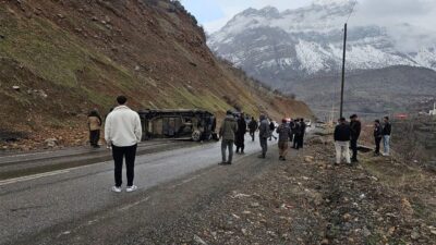 Hakkari’nin Çukurca ilçesinde otomobilin takla atması sonucu meydana gelen trafik