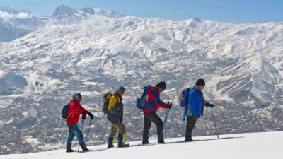 Hakkari’de kış şartlarında gerçekleştirilen zirve tırmanışı, doğaseverlere hem adrenalin dolu