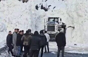 Hakkâri’de yoğun kar yağışı ve ardından gelen yağmur sonrası Van-Hakkari