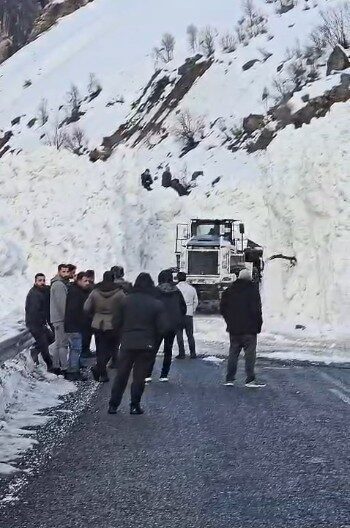 Hakkâri’de yoğun kar yağışı ve ardından gelen yağmur sonrası Van-Hakkari