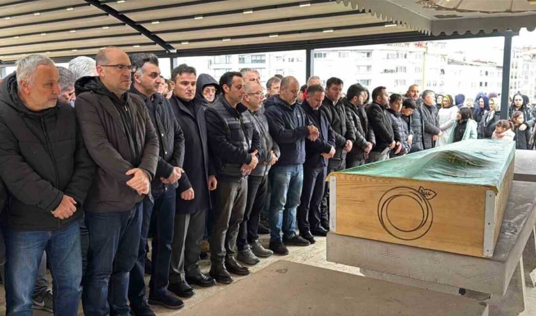 Ordu’nun Altınordu ilçesinde halı sahada futbol oynarken kalp krizi geçirip,