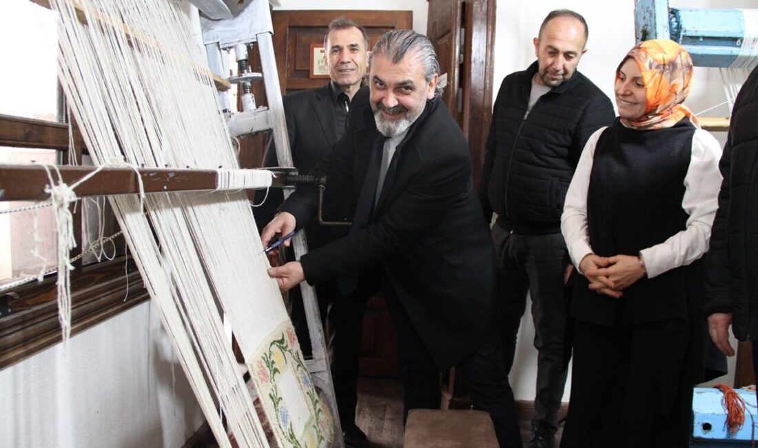 Kula Halk Eğitim Merkezi bünyesinde açılan halı dokuma kursunda, yöreye