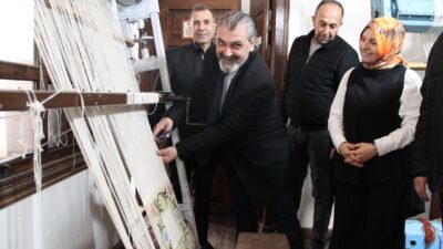 Kula Halk Eğitim Merkezi bünyesinde açılan halı dokuma kursunda, yöreye