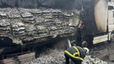 Kırklareli’nin Pınarhisar ilçesinde alevlere teslim olan tırın dorsesi kullanılmaz hale